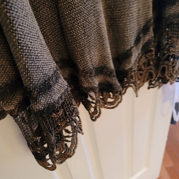 Terry Brand poncho with sleeves and detail at hem - Picture 2 of 10